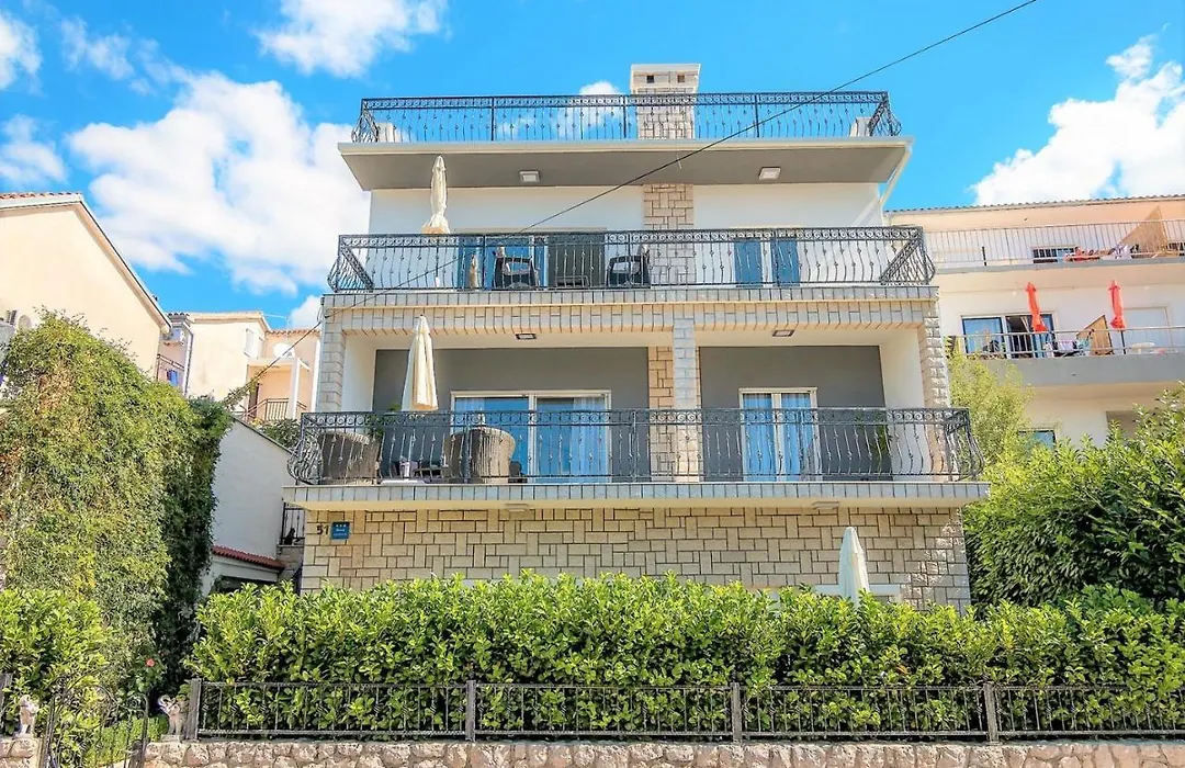 Holiday House Queens With Sea View-1